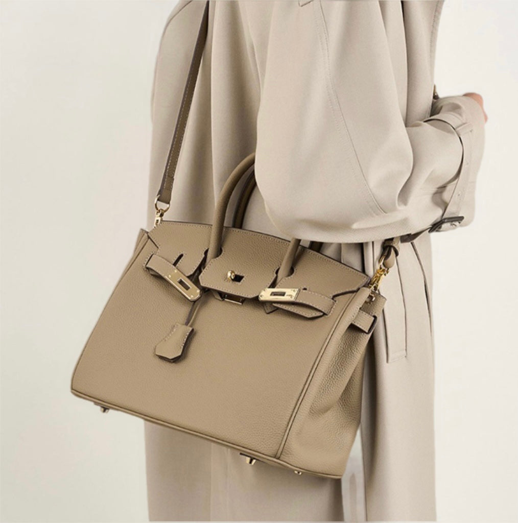 RHEA HANDBAG IN BLACK (30cm)