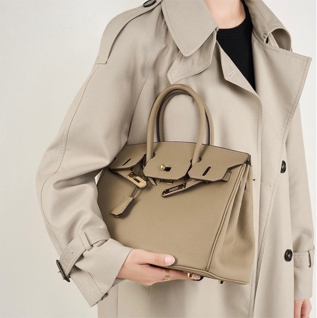 RHEA HANDBAG IN BLACK (30cm)