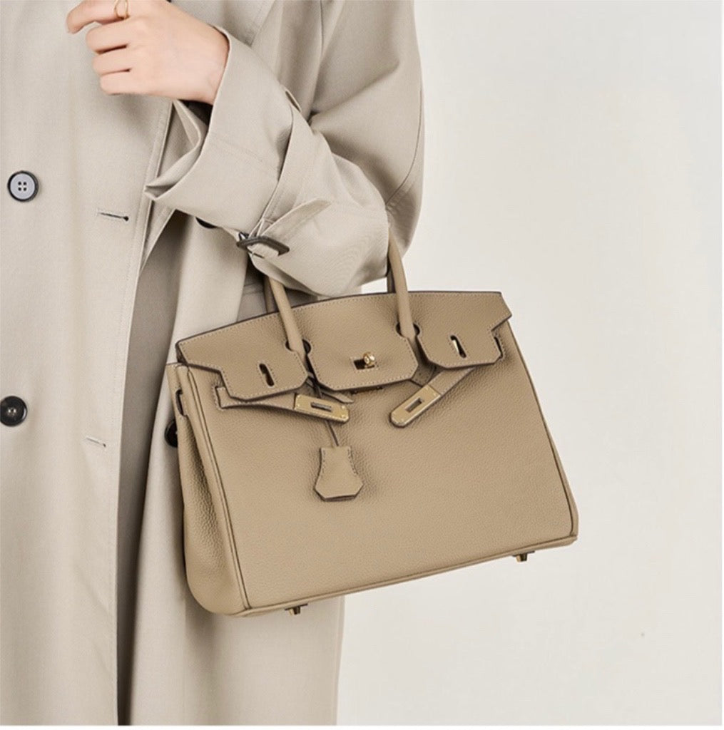 RHEA HANDBAG IN BLACK (30cm)