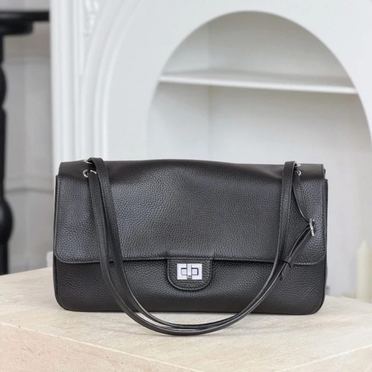 ARTEMIS FLAP BAG MEDIUM IN BLACK (34cm)